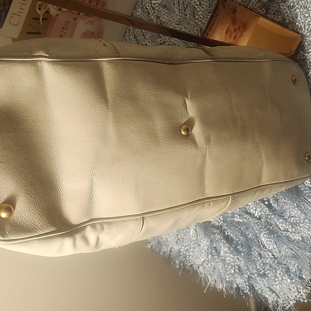 Yves Saint Laurent Off-White Shoulder Bag with Gold Accents - Picture 13 of 16